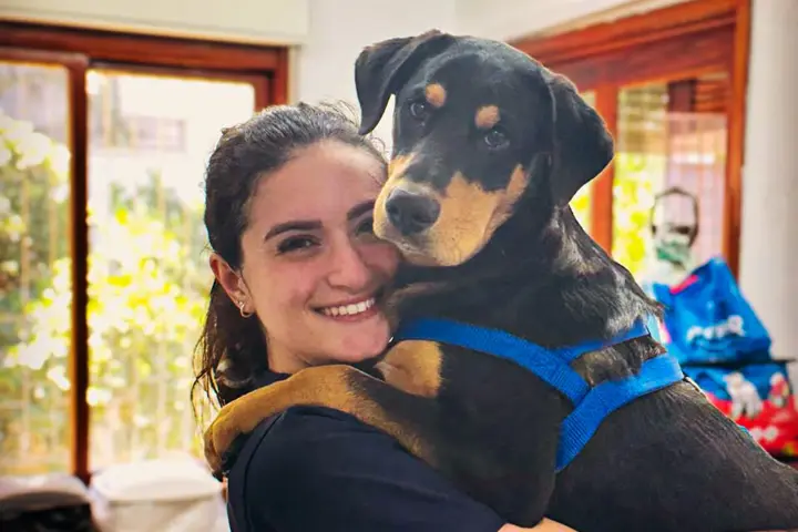 Tutora abraçando seu cão na EsaVet